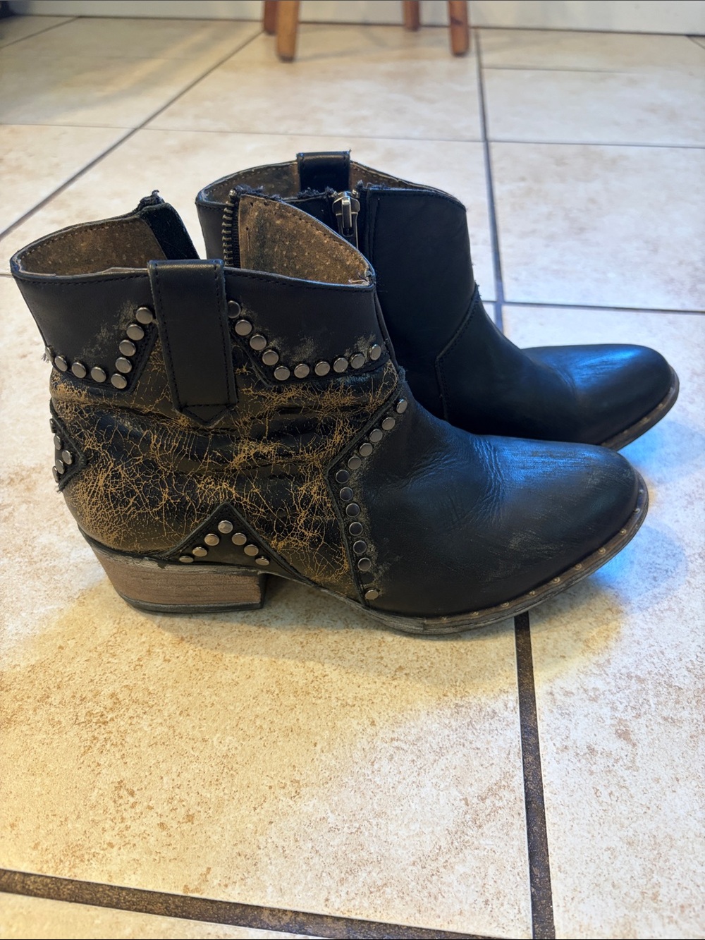 Circle G studded star inlay brown booties size 9